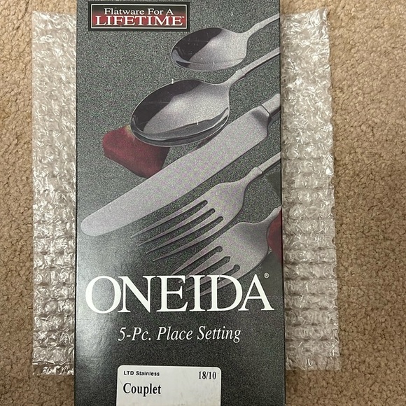 Oneida Couplet 5 Piece Place Setting New in Box